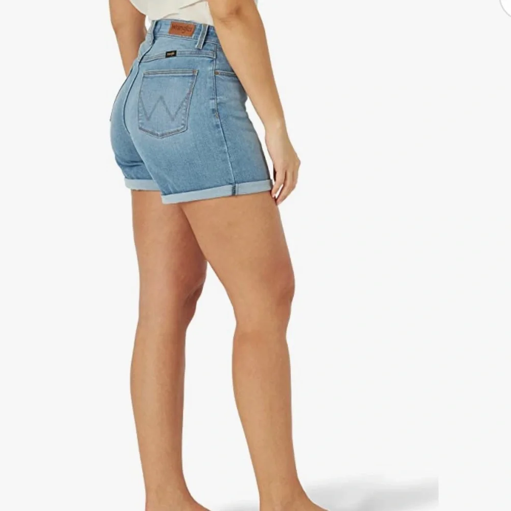Wrangler Women's Rolled Denim Shorts Light Wash Stretch NWT 18W